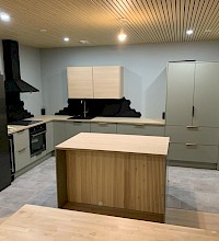 Uuden omakotitalon kalusteet ja pinnat